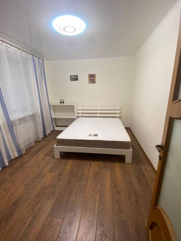 Long term rent 3 bedroom-(s) apartment Vvedenska Street 1