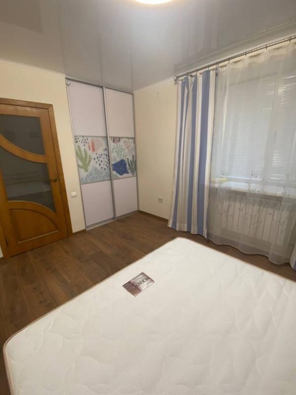Long term rent 3 bedroom-(s) apartment Vvedenska Street 1