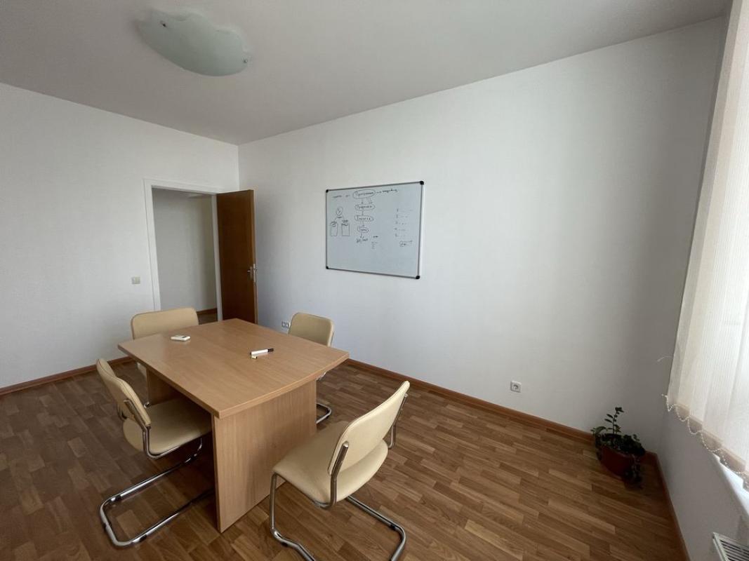 Продаж 3 кімнатної квартири 110 кв. м, Дніпровська набережна