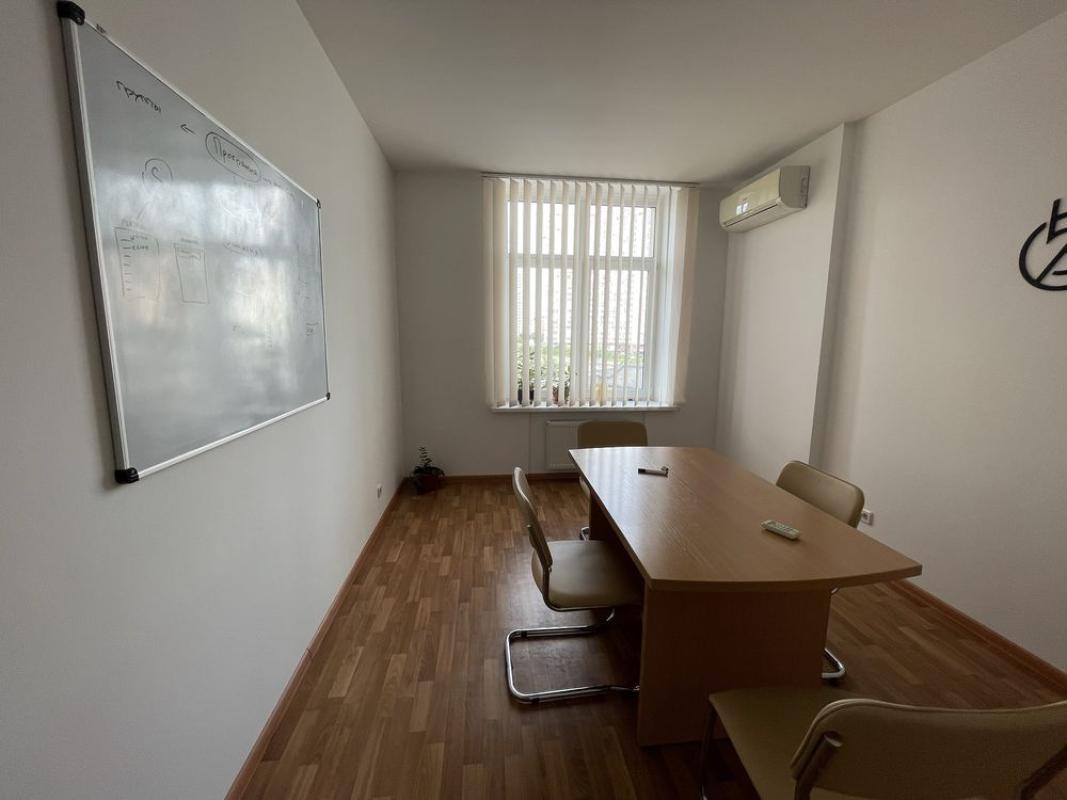 Продаж 3 кімнатної квартири 110 кв. м, Дніпровська набережна