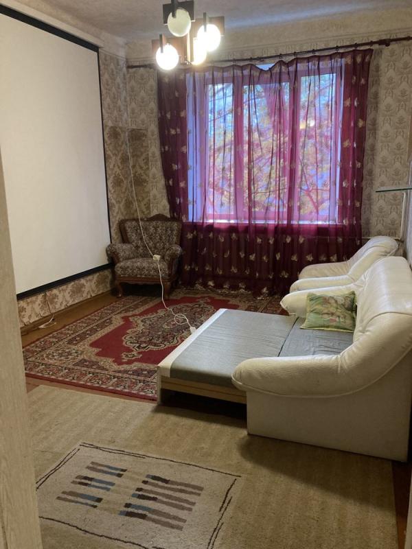 Long term rent 4 bedroom-(s) apartment Poezii Square 76