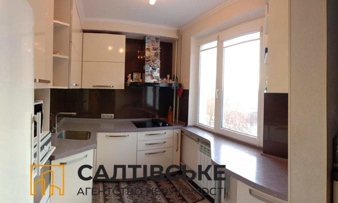 Продаж 4 кімнатної квартири 70 кв. м, Амосова вул. 13