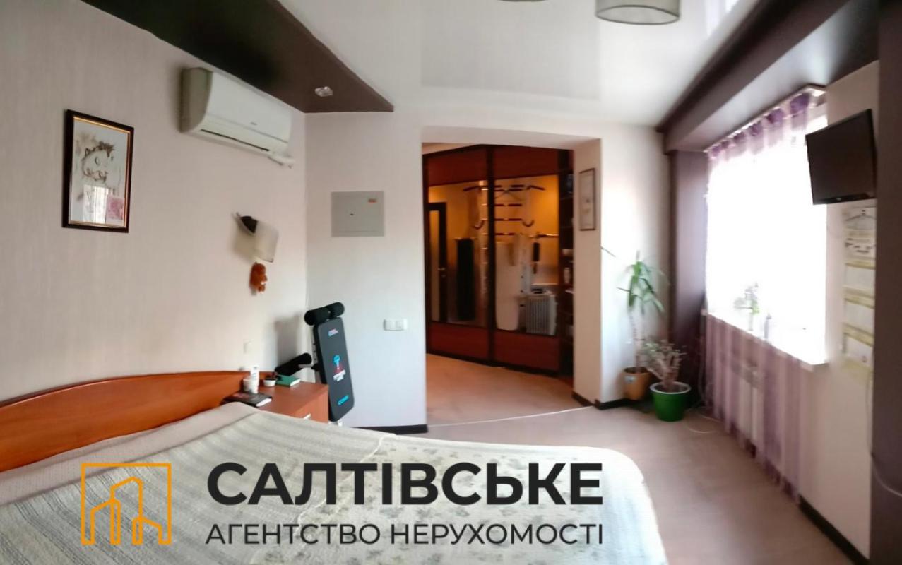 Продаж 4 кімнатної квартири 70 кв. м, Амосова вул. 13