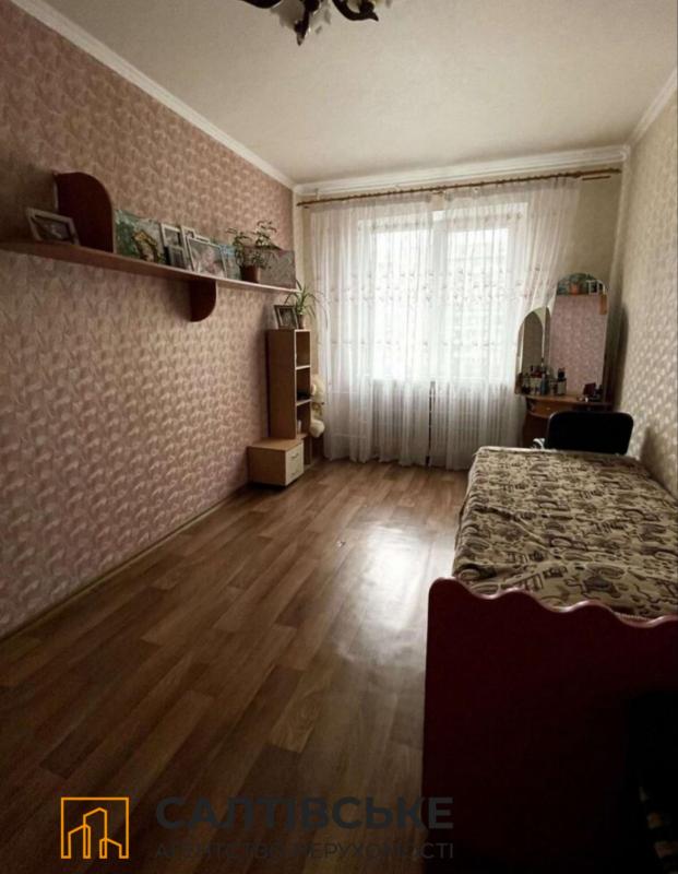 Продаж 3 кімнатної квартири 70 кв. м, Амосова вул. 15