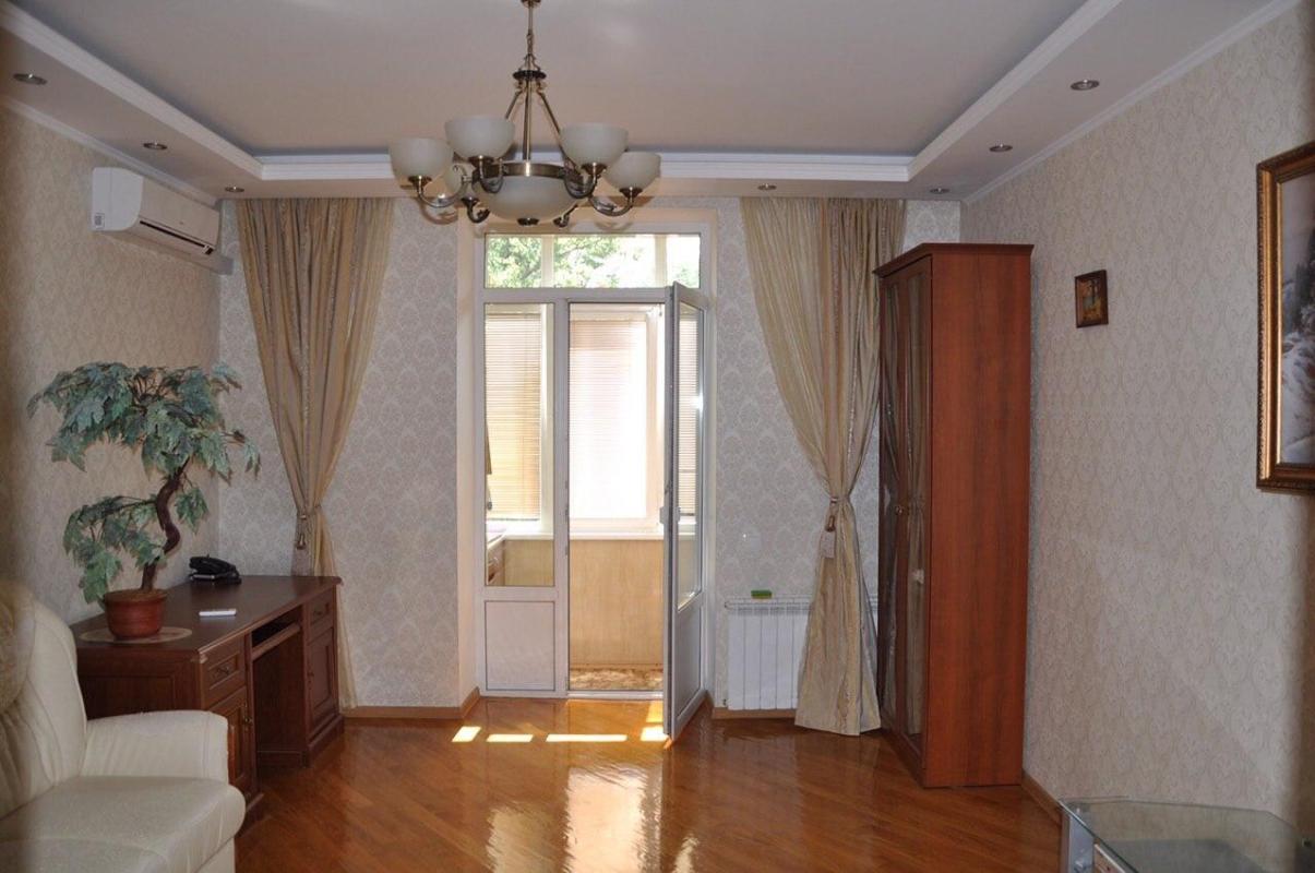 Long term rent 2 bedroom-(s) apartment Romen Rollana Street 13