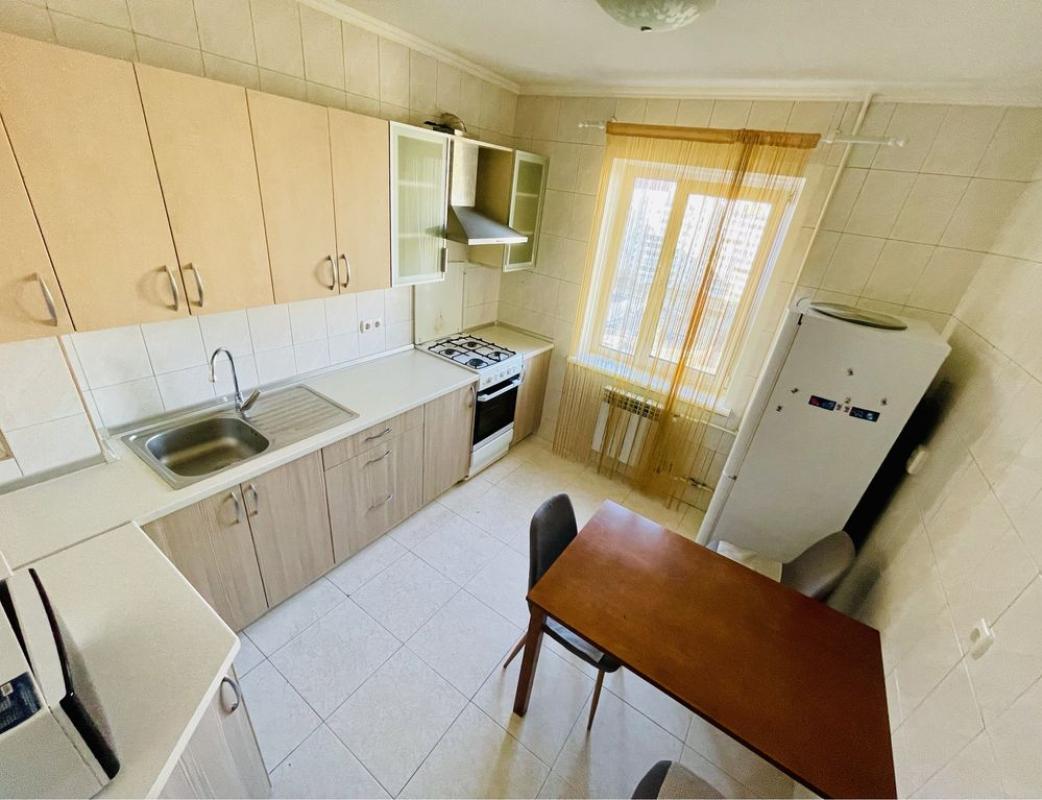 Long term rent 3 bedroom-(s) apartment Sribnokilska Street 22а