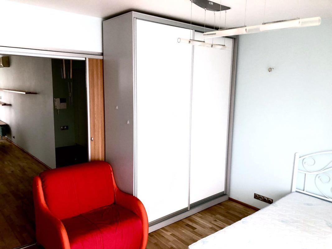 Long term rent 2 bedroom-(s) apartment Novhorodska Street 18