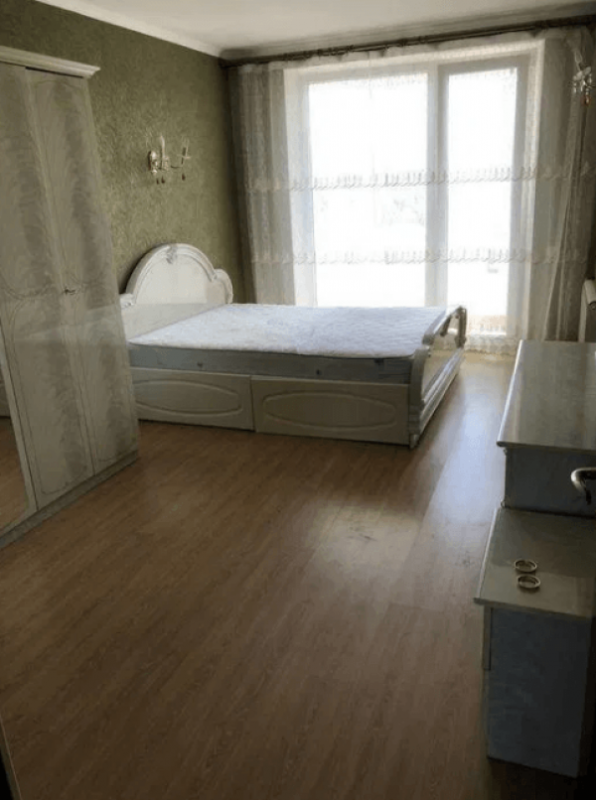 Long term rent 3 bedroom-(s) apartment Heroiv Pratsi Street 38