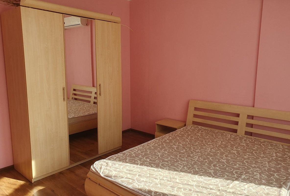 Long term rent 3 bedroom-(s) apartment Saperno-Slobidska Street 24