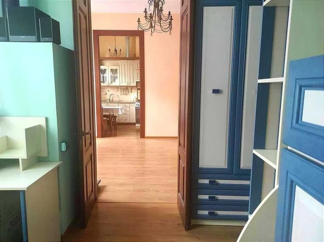 Long term rent 3 bedroom-(s) apartment Naberezhno-Khreschatytska Street 7а