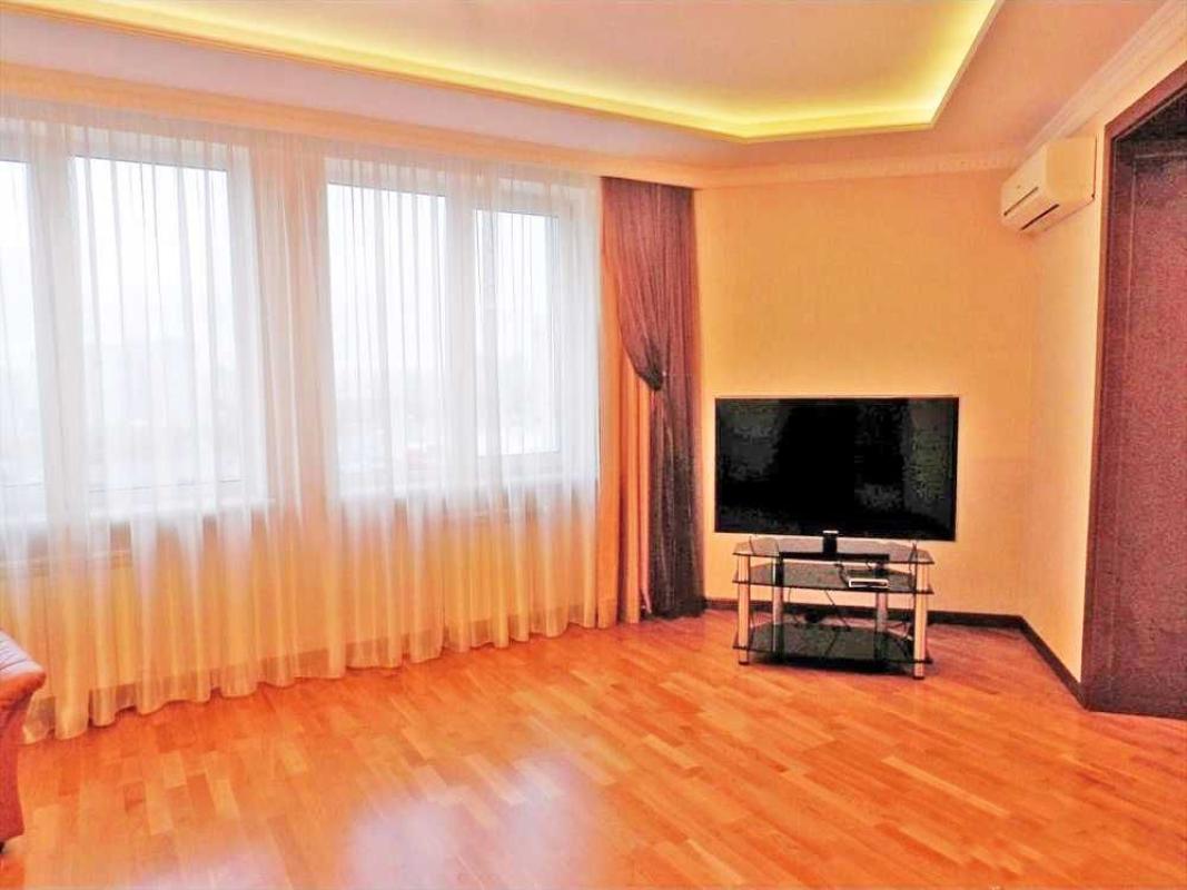 Long term rent 3 bedroom-(s) apartment Mykhaila Hryshka Street 9