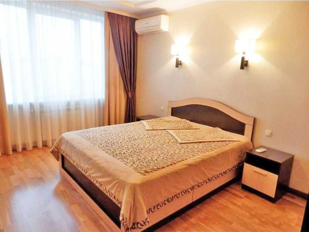 Long term rent 3 bedroom-(s) apartment Mykhaila Hryshka Street 9
