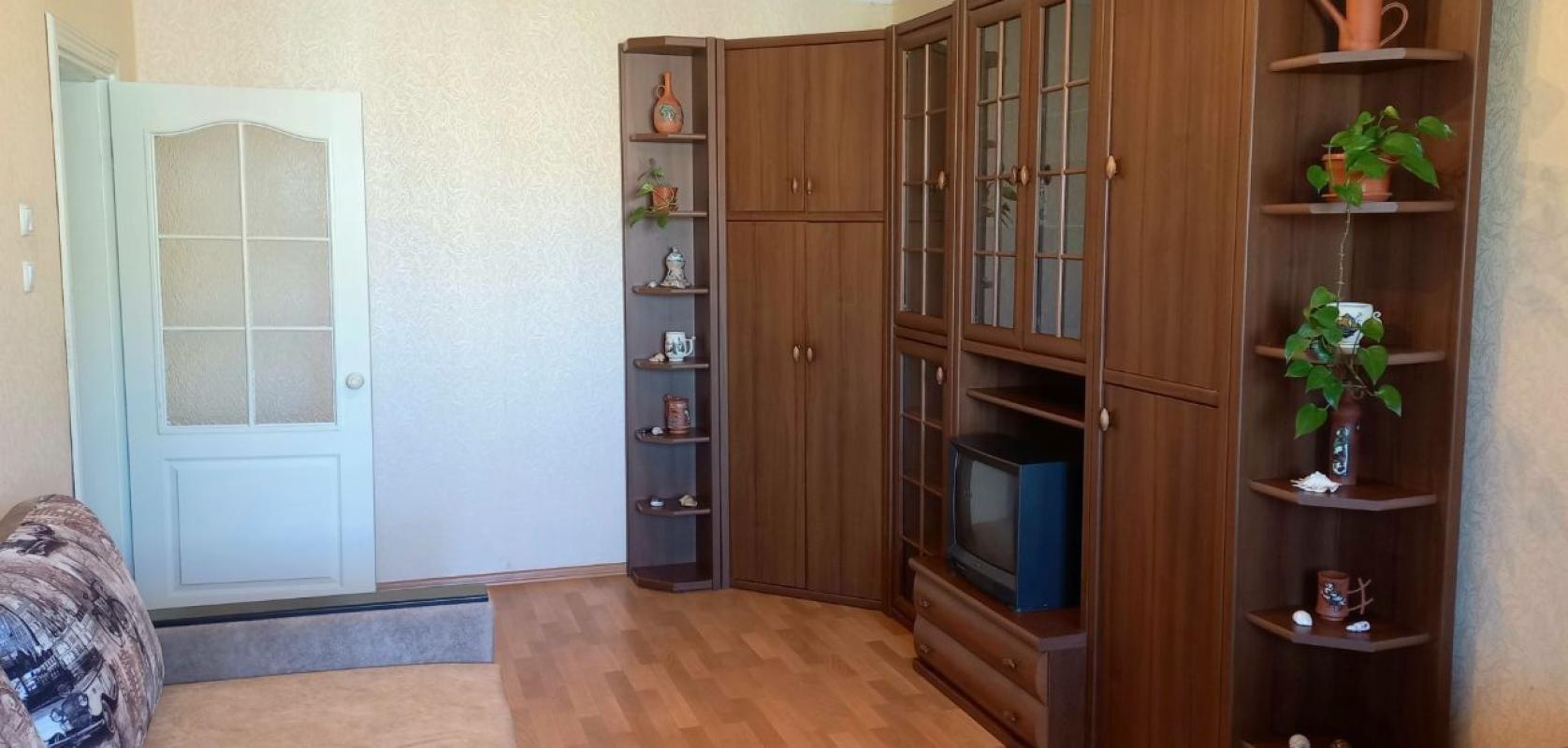 Long term rent 3 bedroom-(s) apartment Urlivska Street 15