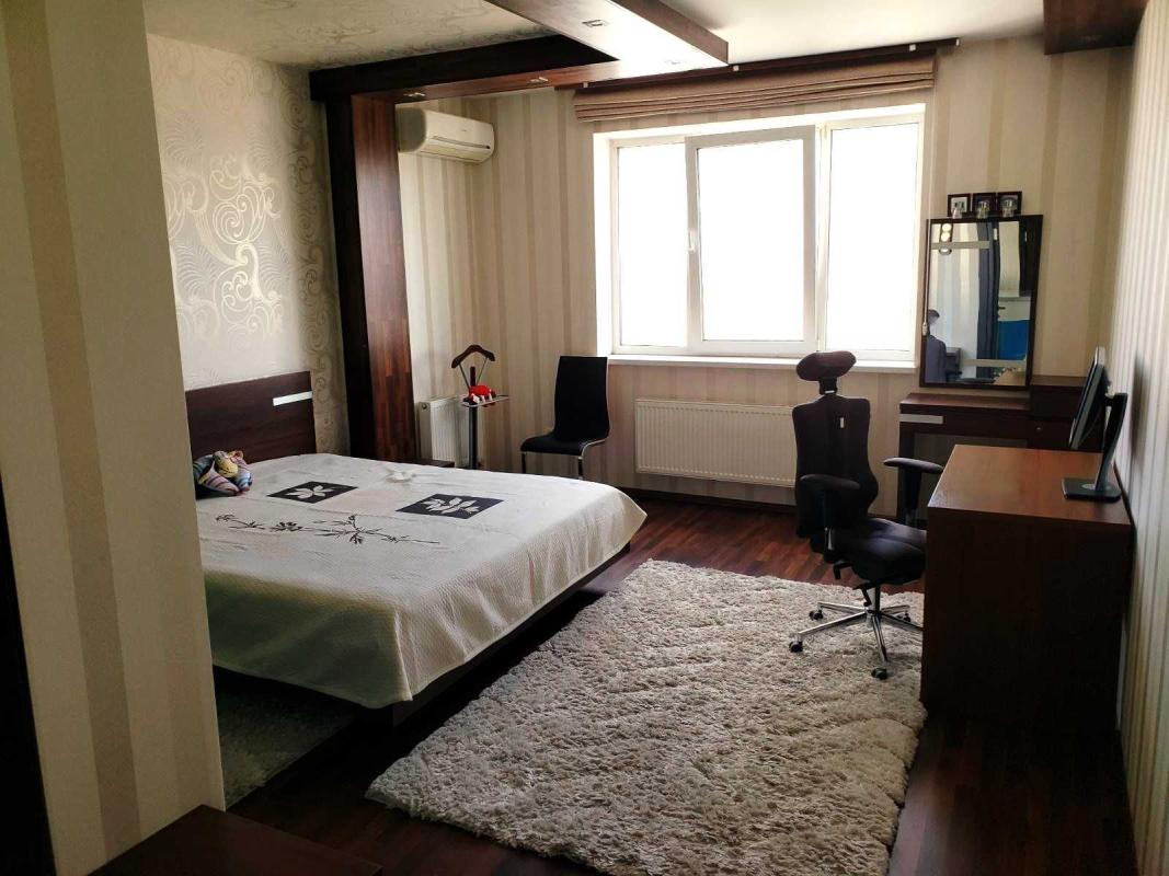 Long term rent 4 bedroom-(s) apartment Oleksandra Myshuhy Street 12