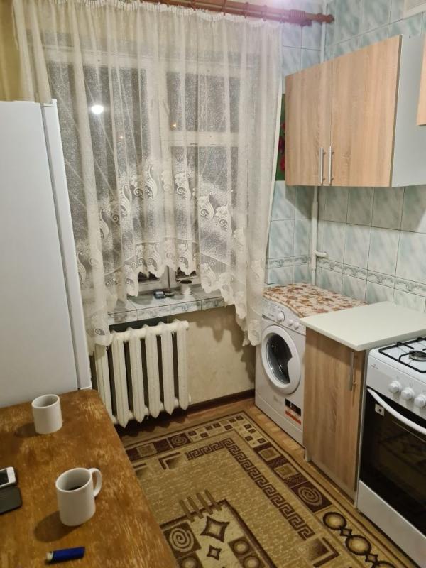 Long term rent 3 bedroom-(s) apartment Traktorobudivnykiv Avenue 83г