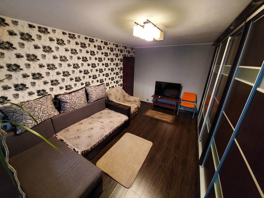 Long term rent 3 bedroom-(s) apartment Arkhitektora Verbytskoho Street 4