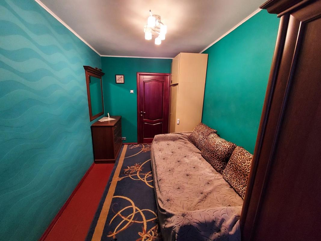 Long term rent 3 bedroom-(s) apartment Arkhitektora Verbytskoho Street 4