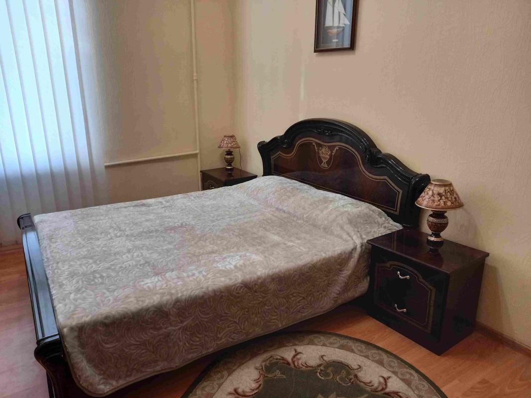 Long term rent 3 bedroom-(s) apartment Yaroslavska Street 39