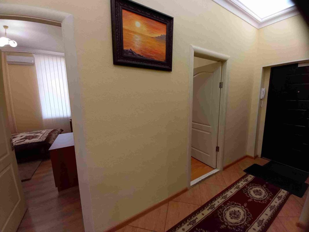 Long term rent 3 bedroom-(s) apartment Yaroslavska Street 39