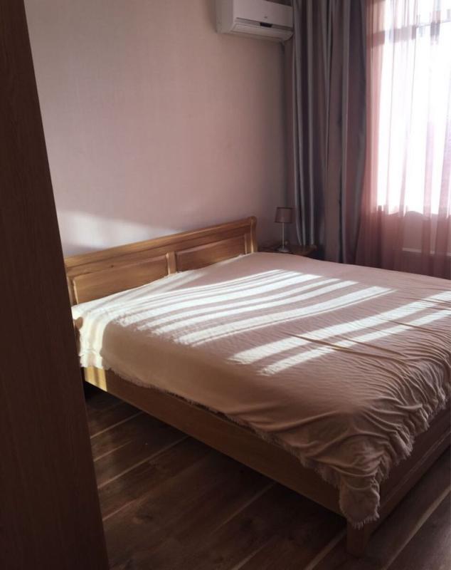 Long term rent 3 bedroom-(s) apartment Hrekivska Street 5