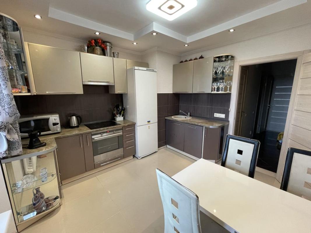 Sale 3 bedroom-(s) apartment 97 sq. m., Oleny Pchilky Street 4