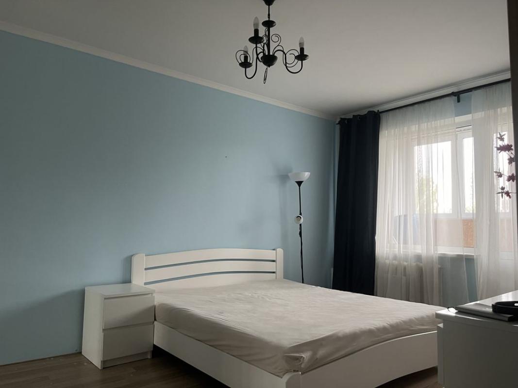Long term rent 3 bedroom-(s) apartment Urlivska Street 38