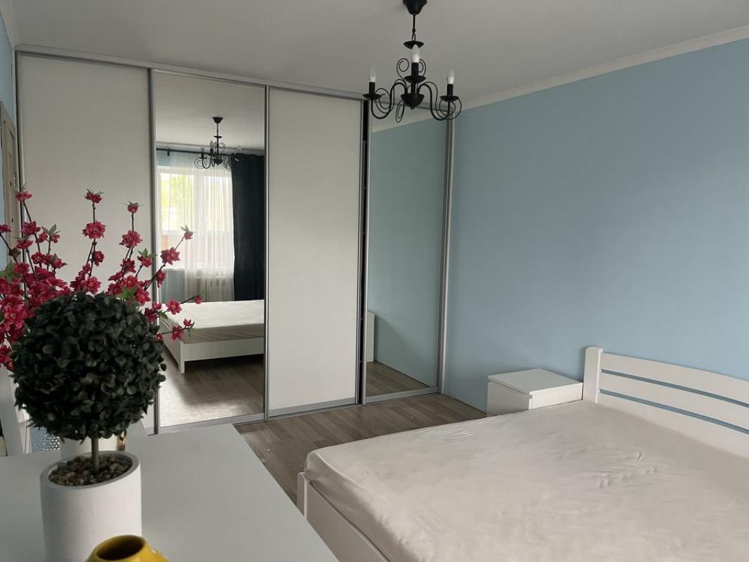 Long term rent 3 bedroom-(s) apartment Urlivska Street 38