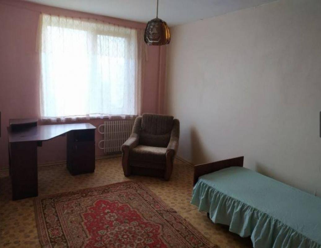 Long term rent 3 bedroom-(s) apartment Enakievskaja Street 30а