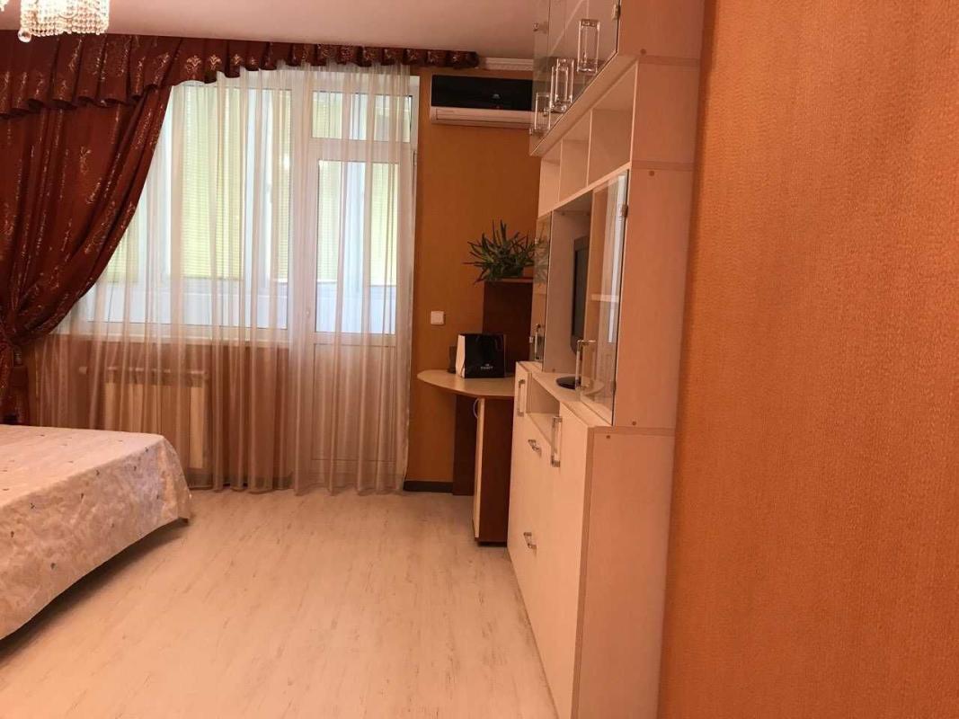 Довгострокова оренда 3 кімнатної квартири Дніпровська набережна 19А