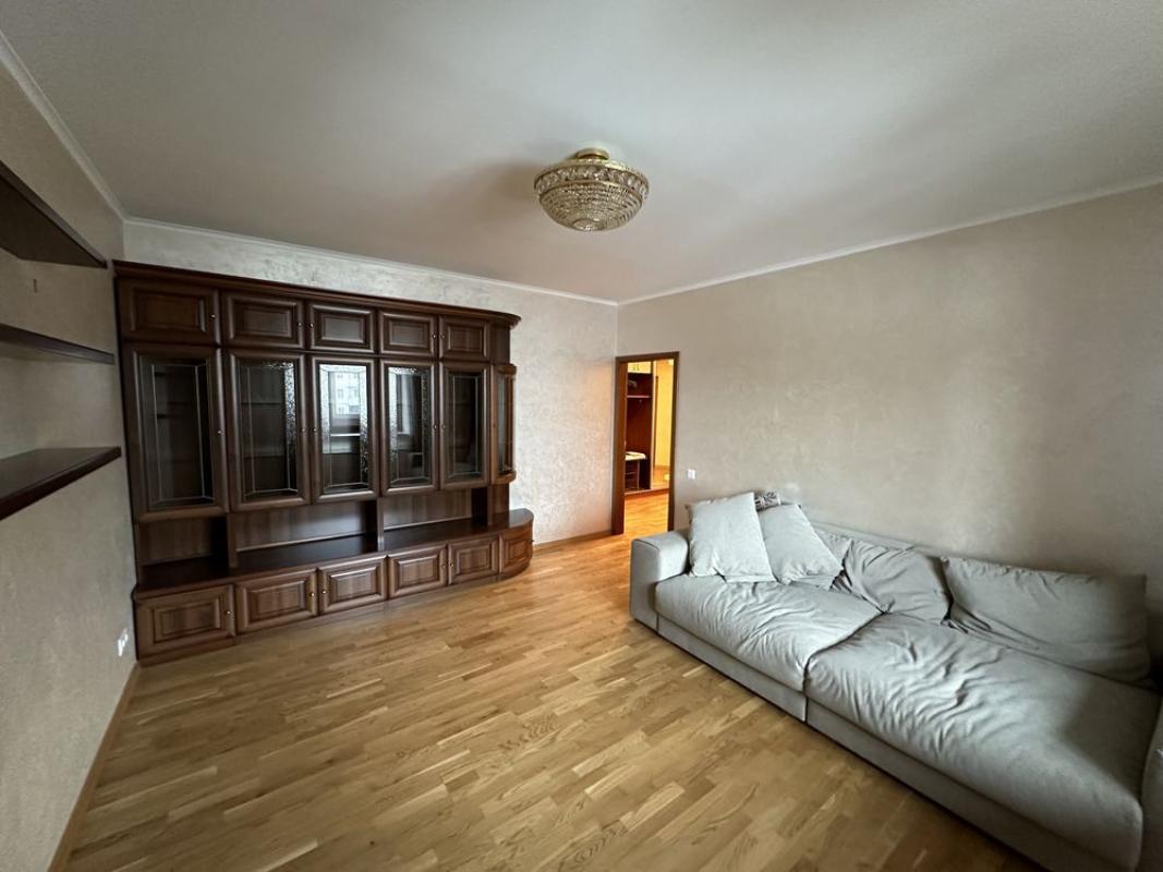Long term rent 3 bedroom-(s) apartment Vyshniakivska Street 11