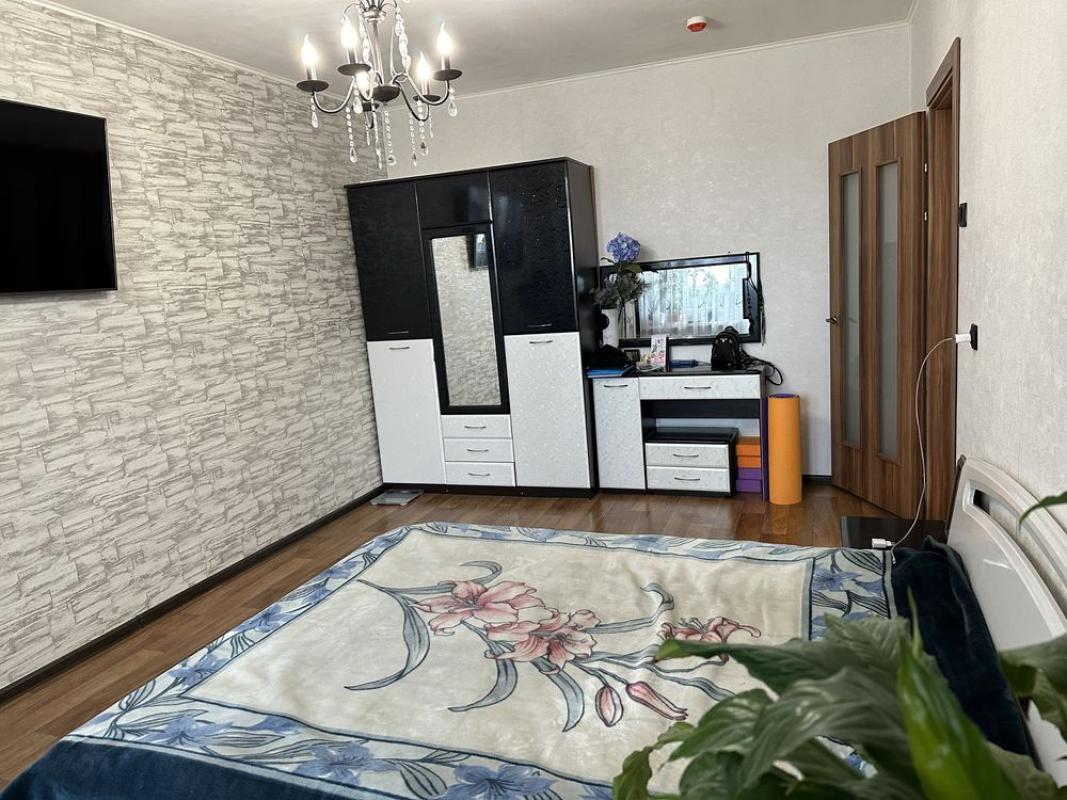 Long term rent 3 bedroom-(s) apartment Urlivska Street 38А