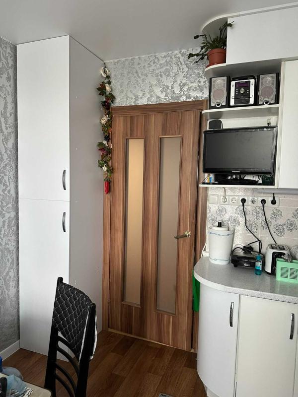 Long term rent 3 bedroom-(s) apartment Urlivska Street 38А