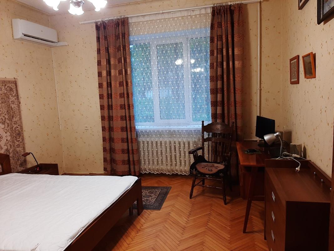 Long term rent 3 bedroom-(s) apartment Volodymyra Vynnychenka Street (Yuriia Kotsiubynskoho Street) 18