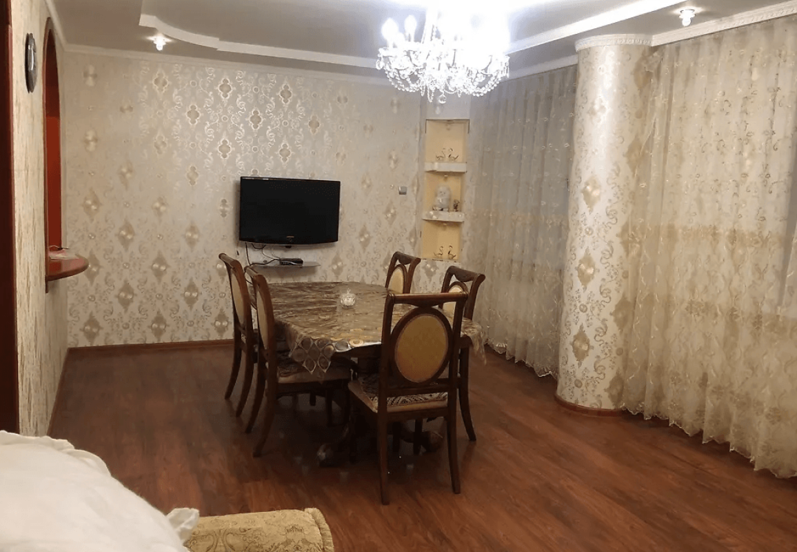 Long term rent 4 bedroom-(s) apartment Traktorobudivnykiv Avenue 94в