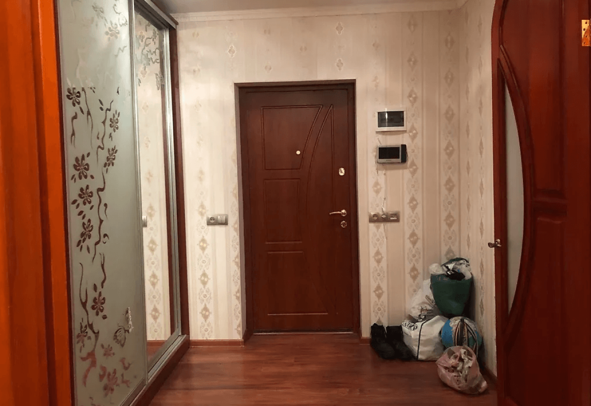 Long term rent 4 bedroom-(s) apartment Traktorobudivnykiv Avenue 94в
