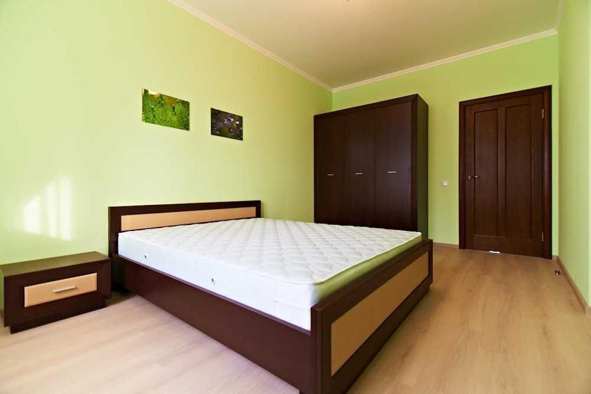 Long term rent 3 bedroom-(s) apartment Oleksandra Myshuhy Street 12
