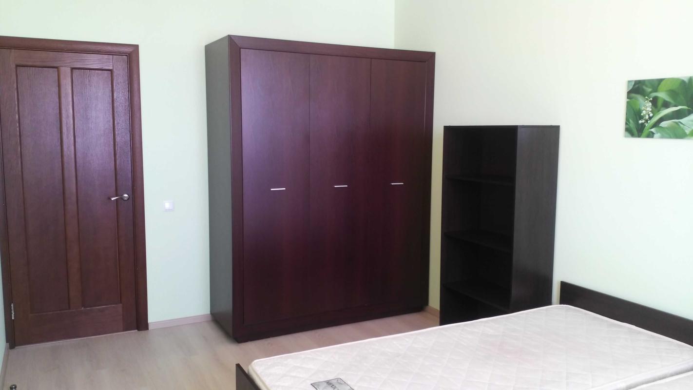 Long term rent 3 bedroom-(s) apartment Oleksandra Myshuhy Street 12