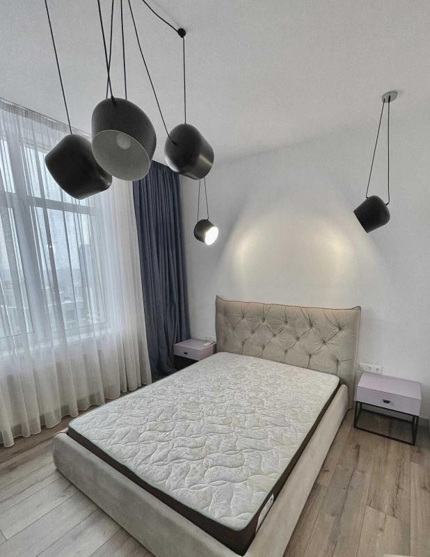 Long term rent 3 bedroom-(s) apartment Andriia Verkhohliada Street (Mykhaila Drahomyrova Street) 11