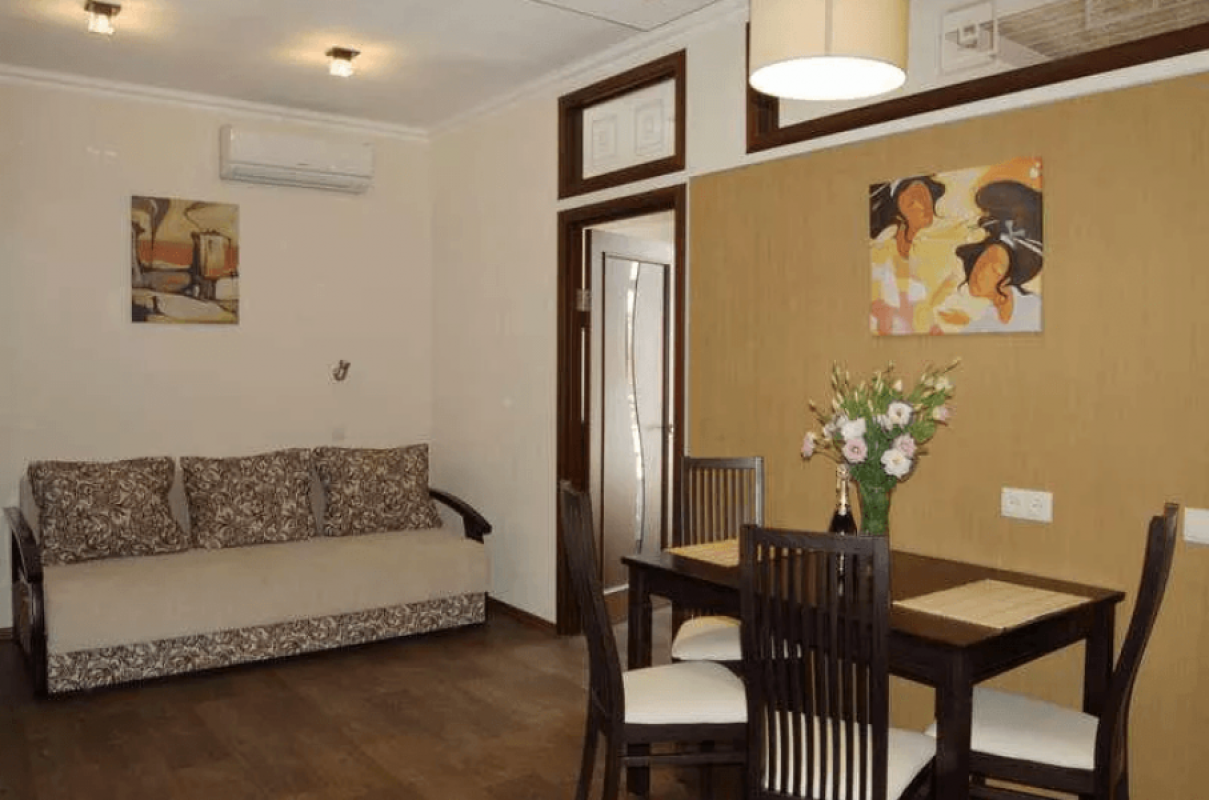Long term rent 3 bedroom-(s) apartment Universytetska Street 2