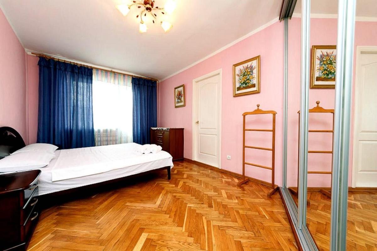 Long term rent 3 bedroom-(s) apartment Shota Rustaveli Street 25