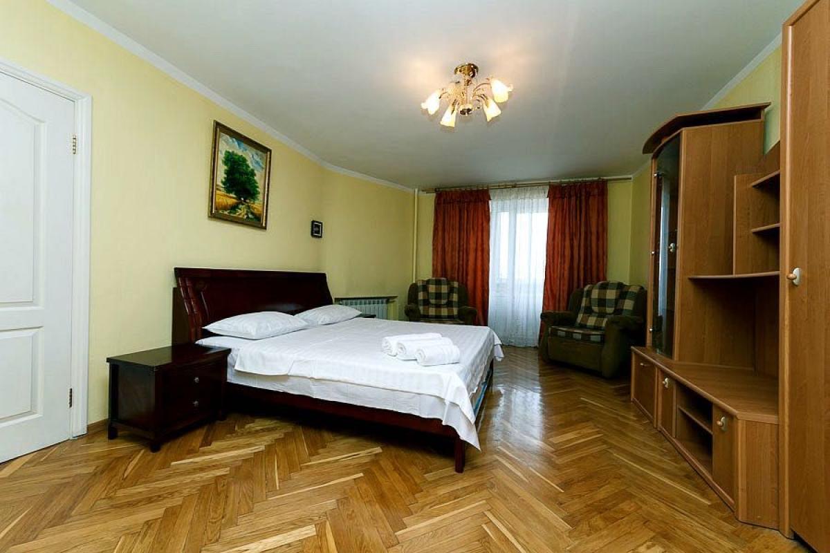 Long term rent 3 bedroom-(s) apartment Shota Rustaveli Street 25