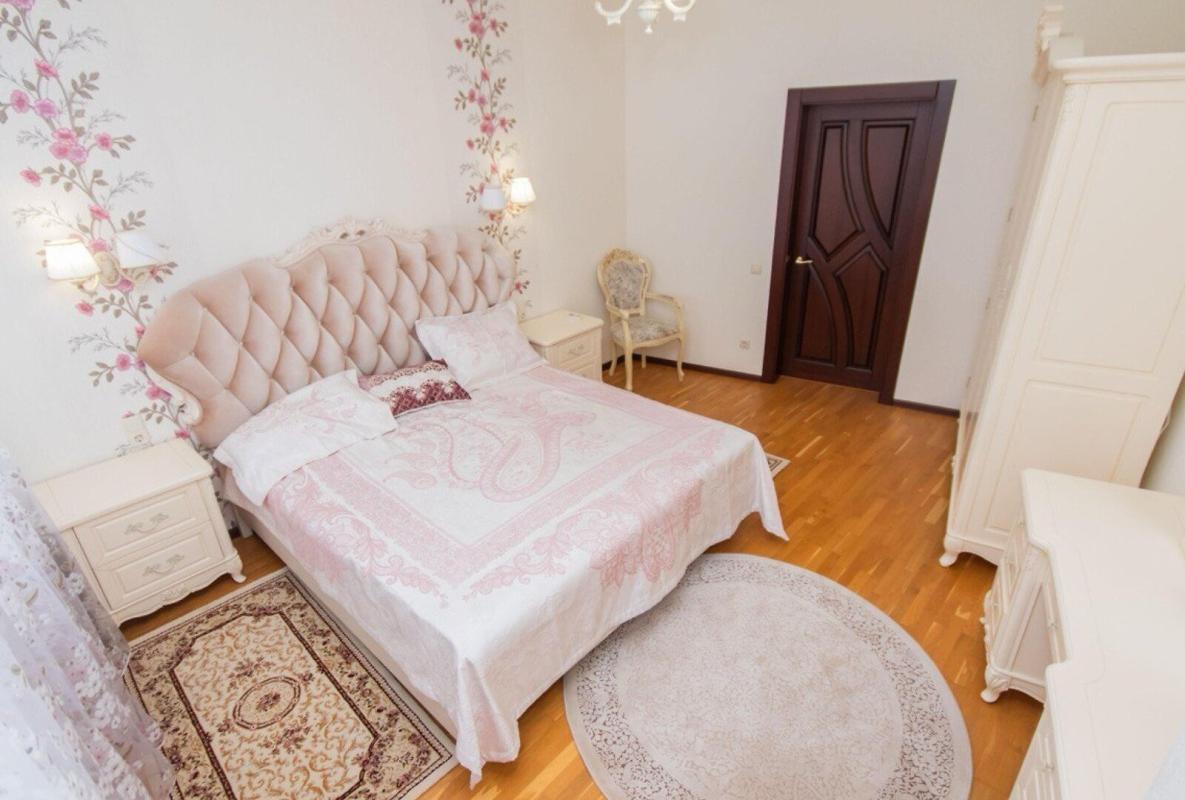 Long term rent 3 bedroom-(s) apartment Kudriavskyi Descent 3а