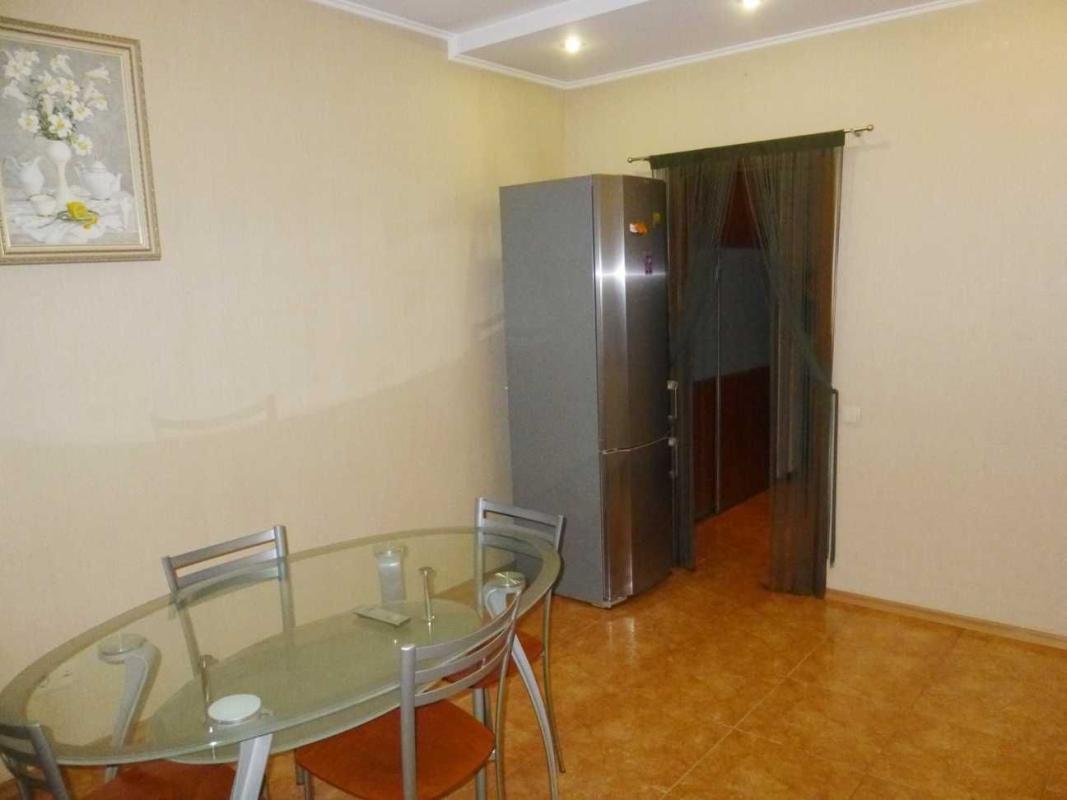 Long term rent 3 bedroom-(s) apartment Viacheslava Chornovola Street 20