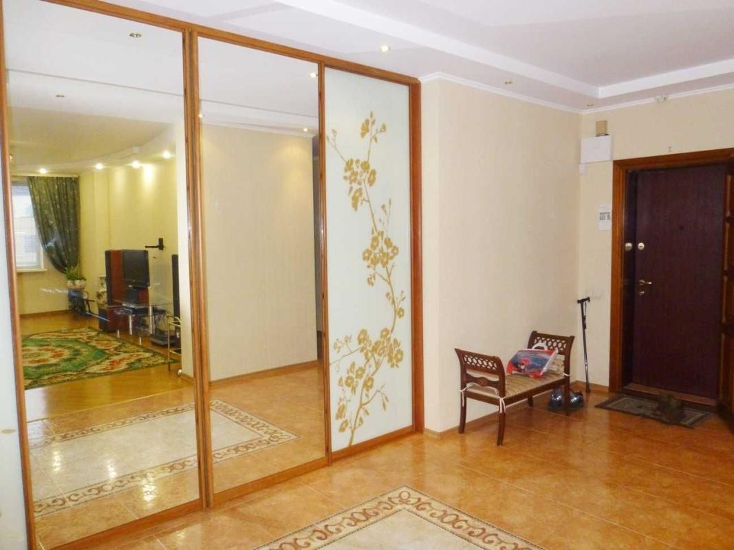 Long term rent 3 bedroom-(s) apartment Viacheslava Chornovola Street 20