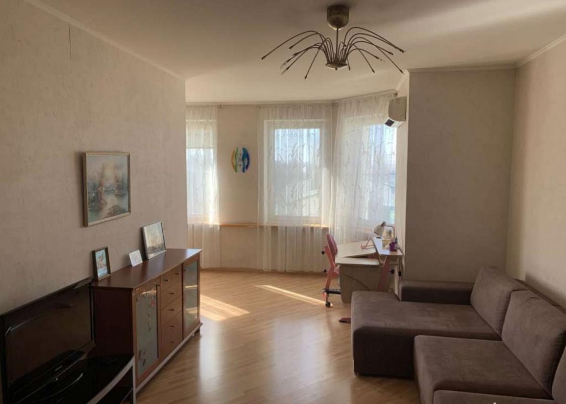 Long term rent 3 bedroom-(s) apartment Yuriia Illienka Street (Melnykova Street)