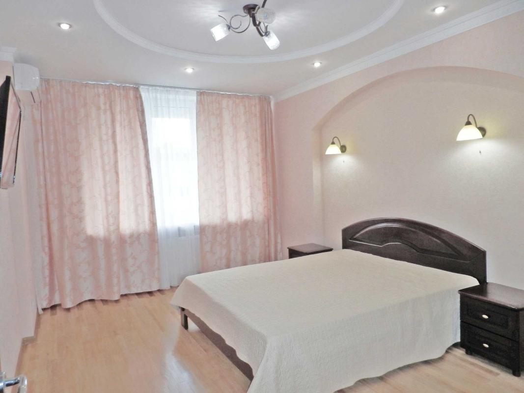 Long term rent 3 bedroom-(s) apartment Dniprovska Embarkment 1