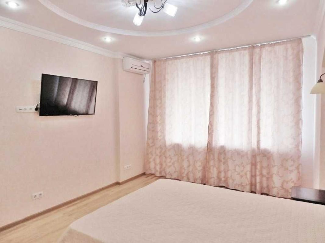 Довгострокова оренда 3 кімнатної квартири Дніпровська набережна 1