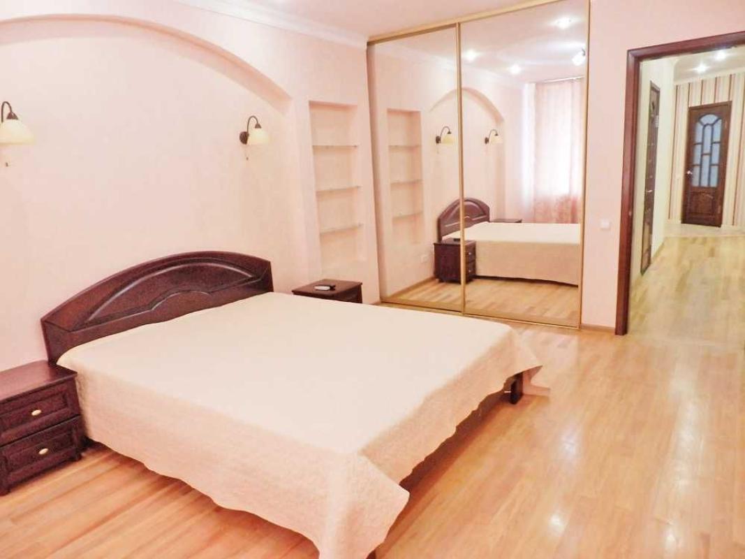 Long term rent 3 bedroom-(s) apartment Dniprovska Embarkment 1