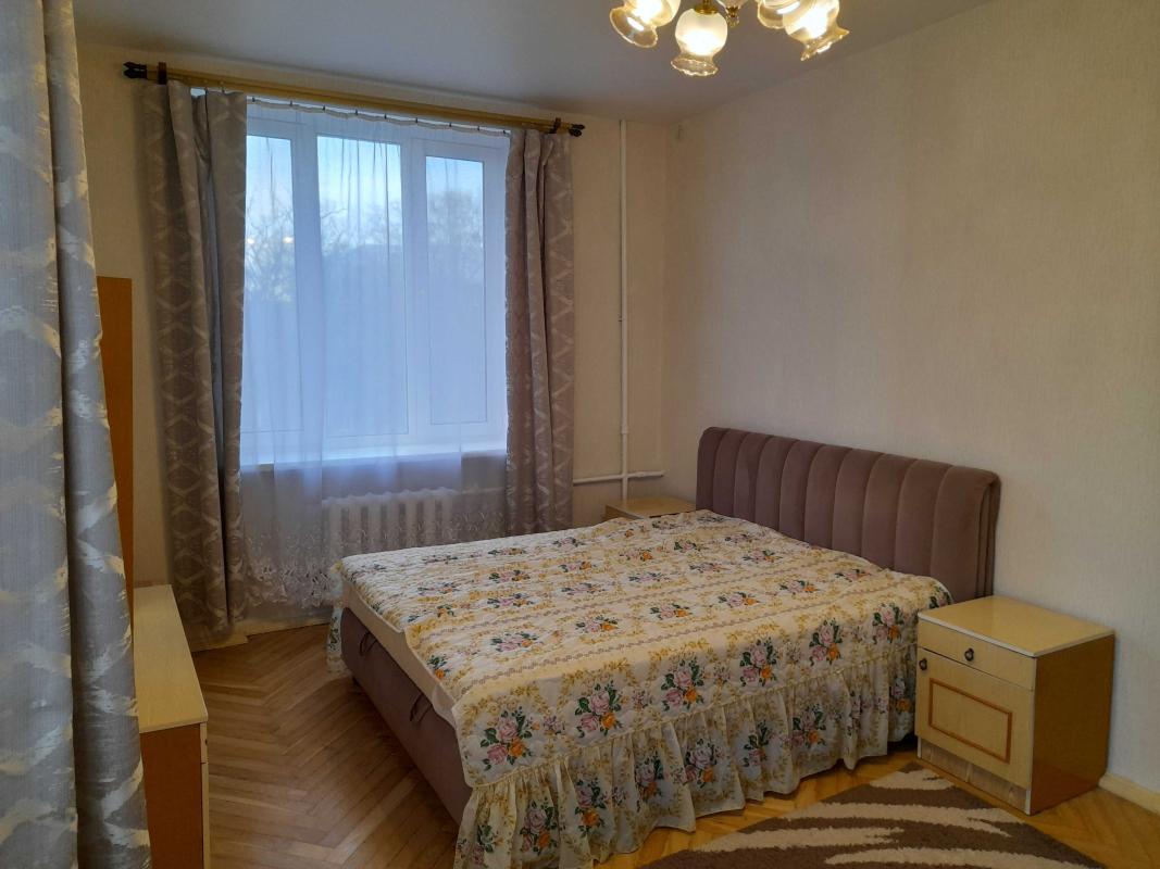 Long term rent 3 bedroom-(s) apartment Marka Bezruchka street 29