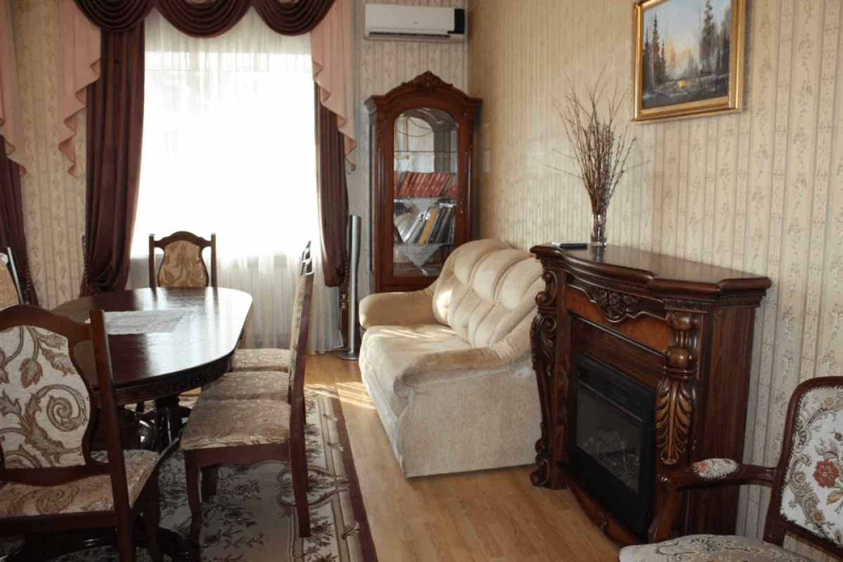 Long term rent 3 bedroom-(s) apartment Turivska Street 29